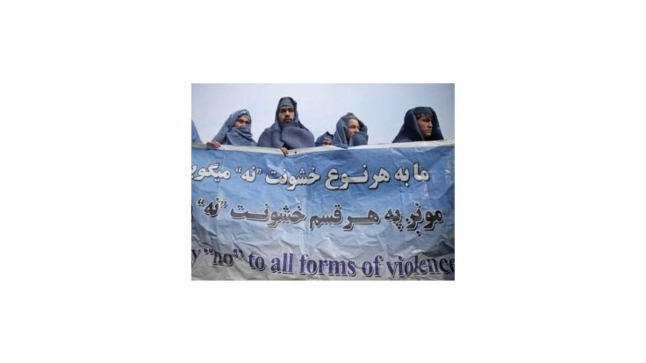 V Kábule pochodovali muži v burkách, aby upozornili na práva žien