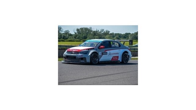 Loeb ukazuje svoje majstrovské schopnosti aj na okruhu