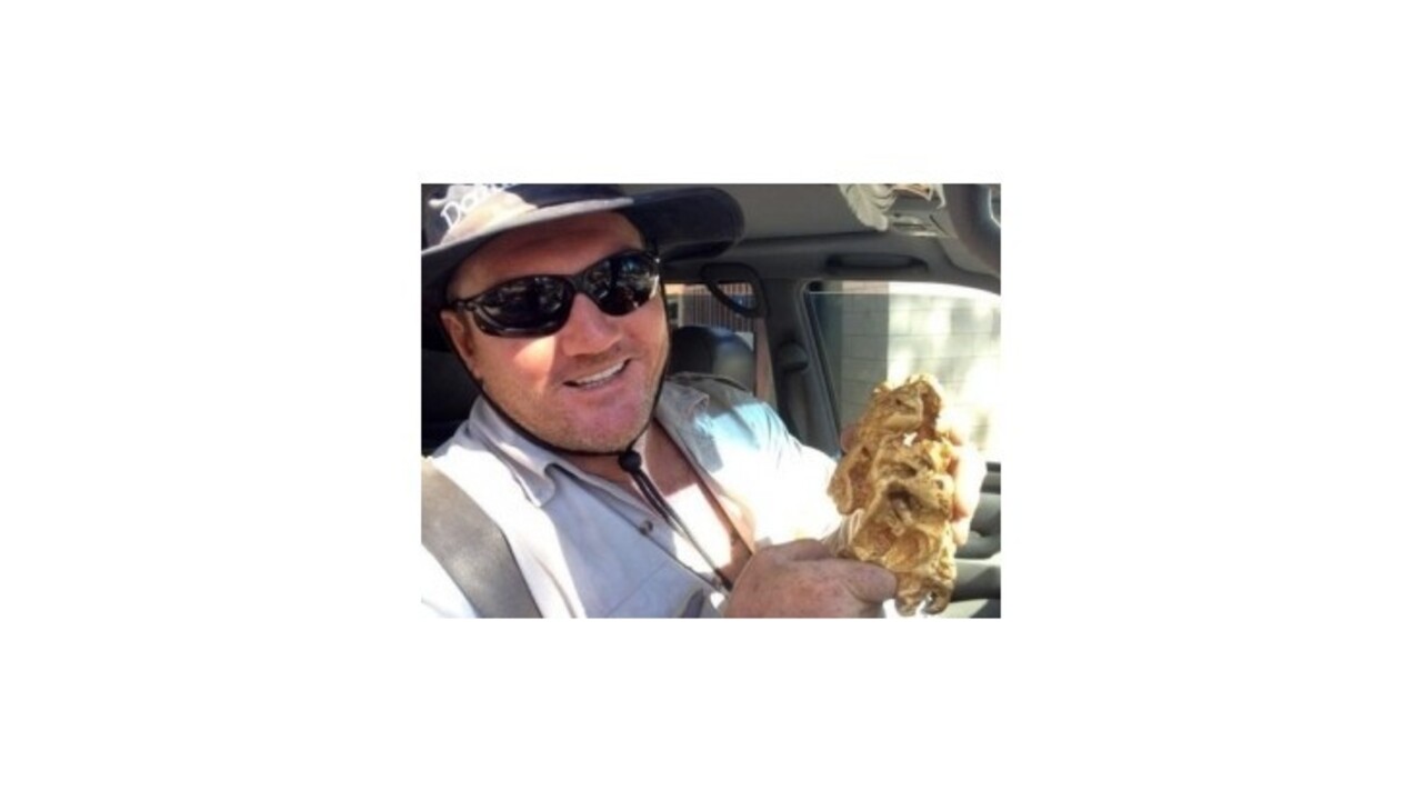 Zadlžený Austrálčan našiel takmer trojkilovú hrudu zlata