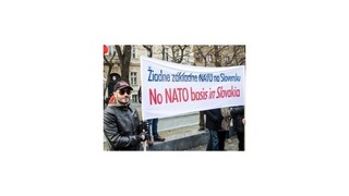 Stovky ľudí protestovali v Bratislave proti základniam NATO