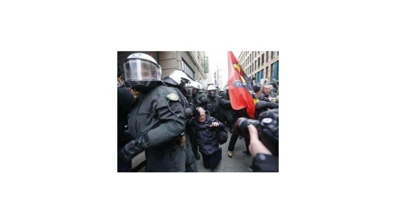 V Nemecku napadli pravicoví radikáli policajtov, protiislamská Pegida demonštráciu rozpustila