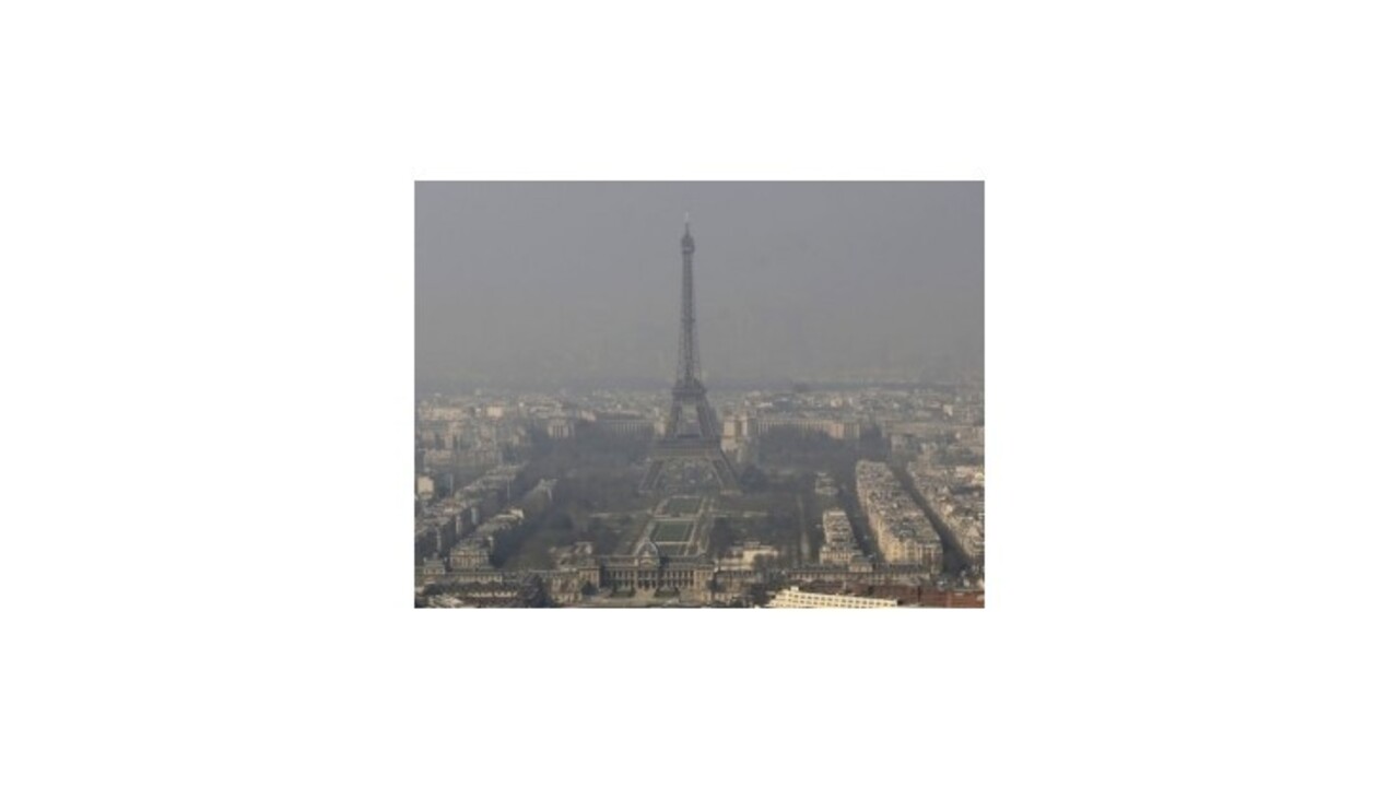 Paríž zníži počet áut na cestách, dôvodom je nadmerný smog