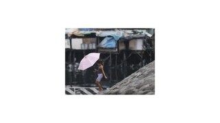 K Filipínam smeruje pred Veľkou nocou tajfún, premiestňujú obyvateľov aj turistov