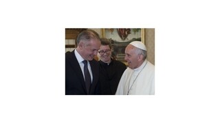 Kiska sa stretol s pápežom Františkom, daroval mu fotoknihu