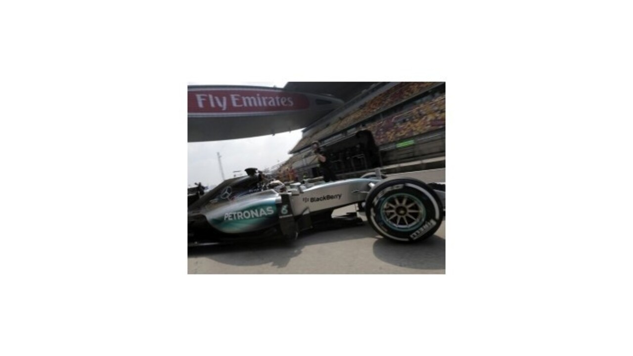 Pole position v Číne pre Hamiltona