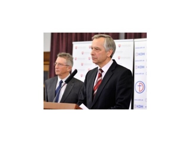 Figeľ reaguje na obvinenia: Široký ani Fico mi ústa nezatvoria