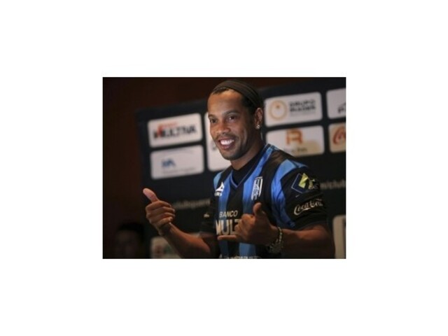 Ronaldinho odmieta špekulácie o konci kariéry
