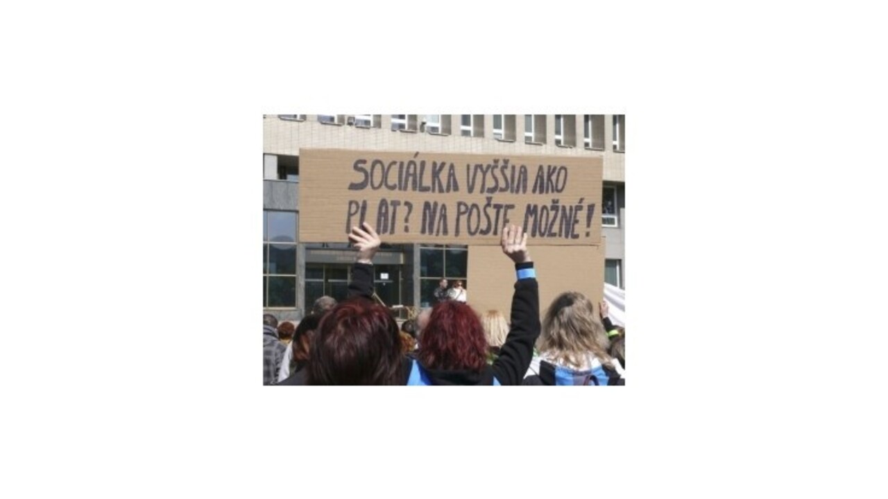 Poštári z celého Slovenska protestovali pred ministerstvom dopravy