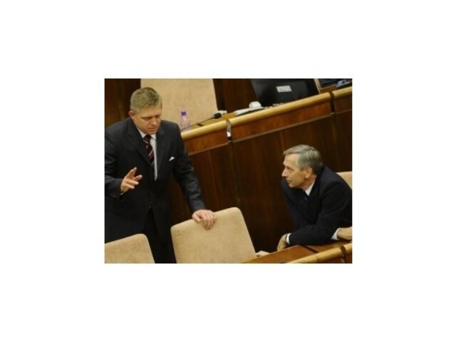 Figeľ sa podľa Fica pre odvolávanie správa ako uplakaný malý chlapec