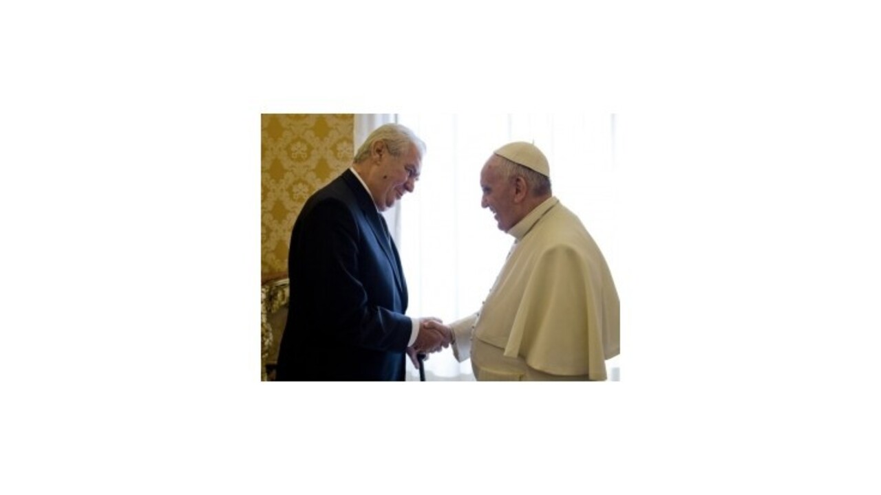 Miloš Zeman sa stretol s pápežom, venoval mu neobvyklý dar