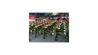 Vojenskou prehliadkou si Vietnam pripomína 40. výročie ukončenia vojny