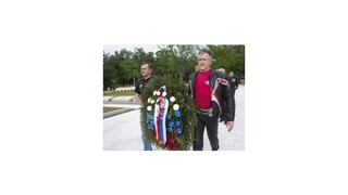 Vlci vymenili motorky za autá, kvety položia aj na Slavíne