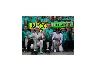 Rosberg s Hamiltonom sa dotiahli na Sennu s Prostom