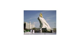 V Turkménsku odhalili obrovskú pozlátenú sochu súčasného prezidenta