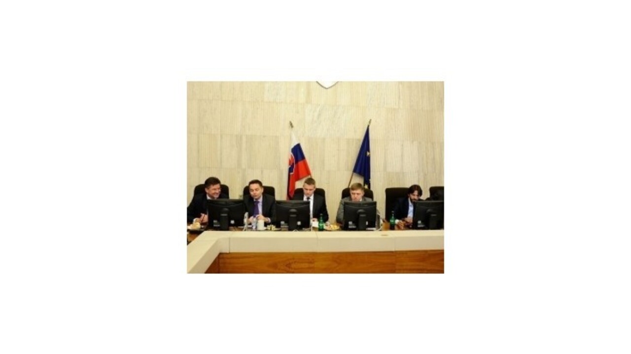 Vláda schválila vianočné príspevky pre dôchodcov aj prilby na svahoch