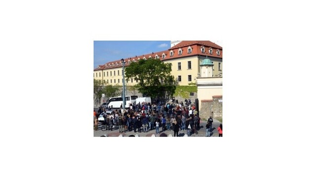 Vstupnú bránu do areálu Bratislavského hradu zakryli čiernym súknom