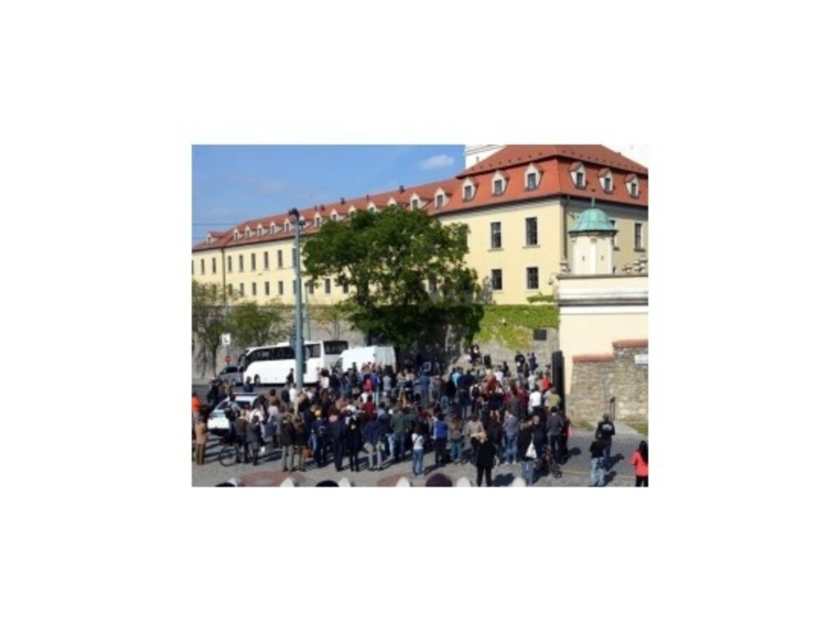 Vstupnú bránu do areálu Bratislavského hradu zakryli čiernym súknom