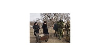 Ukrajina zastavila sociálne dávky dôchodcom aj veteránom
