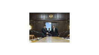 Fico telefonoval s Porošenkom a v Moskve odsúdil rinčanie zbraní