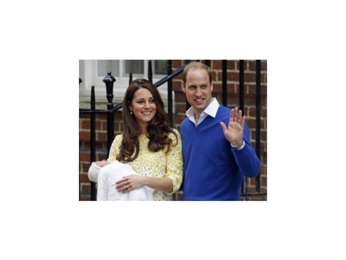 Britská kráľovská rodina zverejnila prvé fotografie princeznej Charlotte