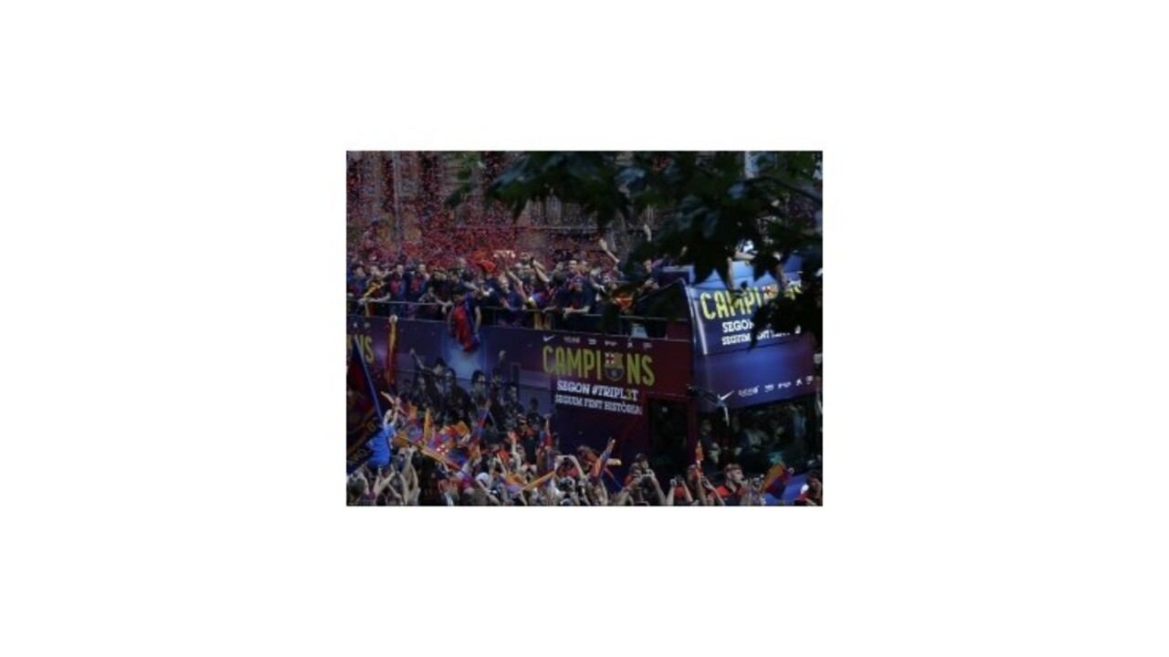 Hráči Barcelony oslavovali titul s fanúšikmi, ukázali im tri trofeje