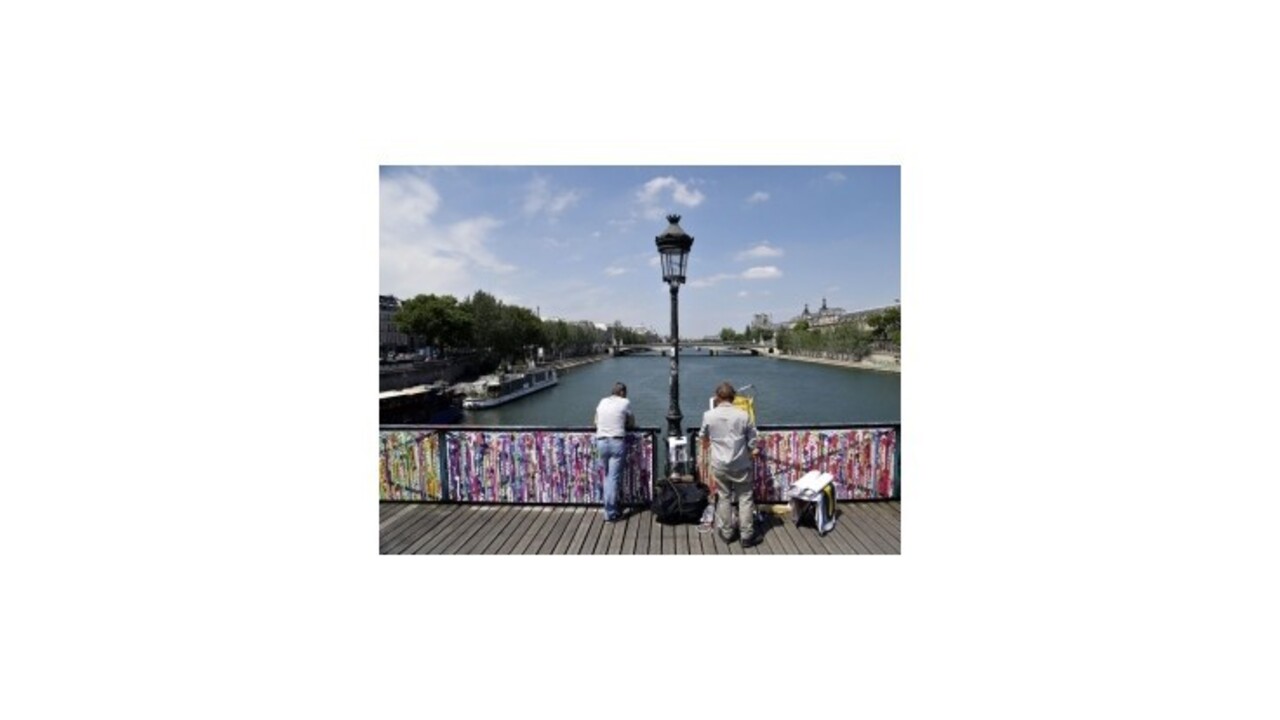 Zámky lásky nahradili na parížskom moste pouličným umením