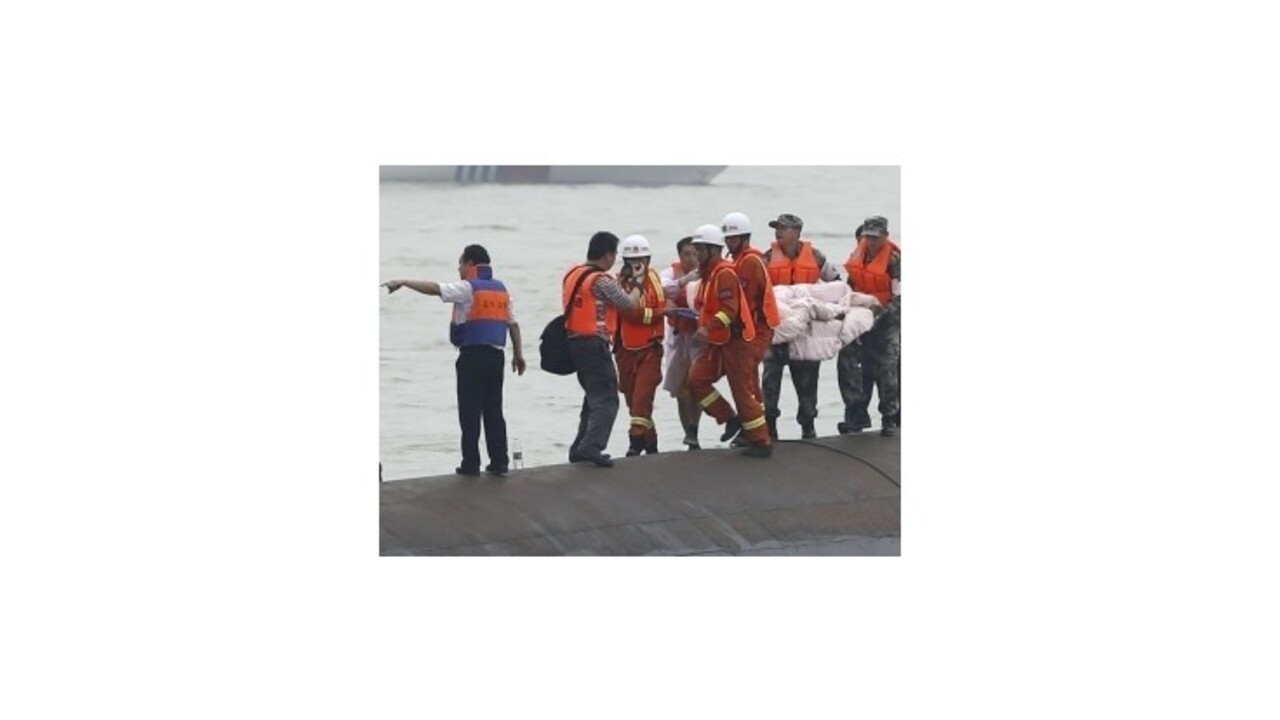 Haváriu čínskej výletnej lode prežilo len 12 ľudí, všetkých 442 tiel už našli