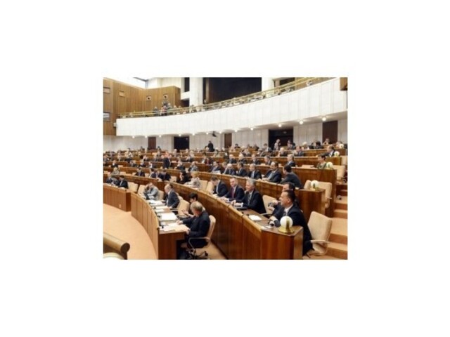 Poslanci prelomili veto prezidenta, schválili minimálny dôchodok
