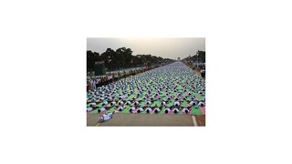 Desaťtisíce ľudí vytvorili v cvičení jogy hneď dva Guinessove rekordy