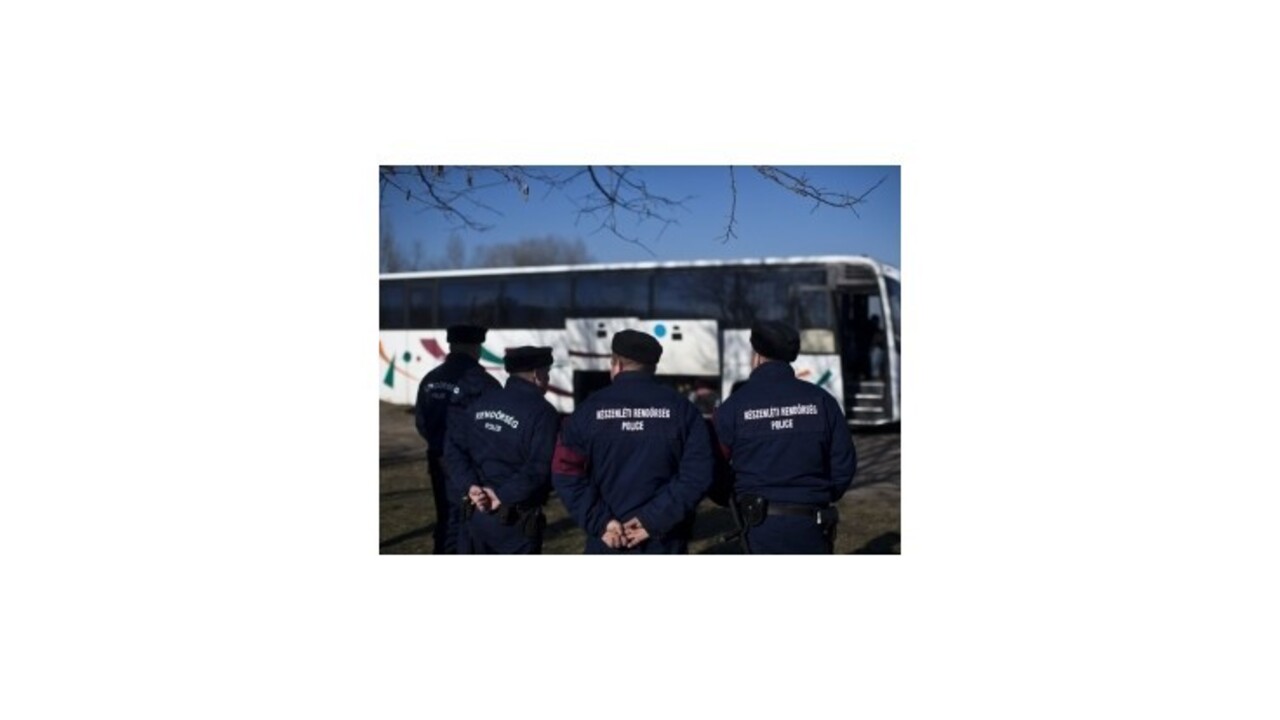 Maďari sa snažia zastaviť utečencov, budú strážiť srbsko-macedónsku hranicu
