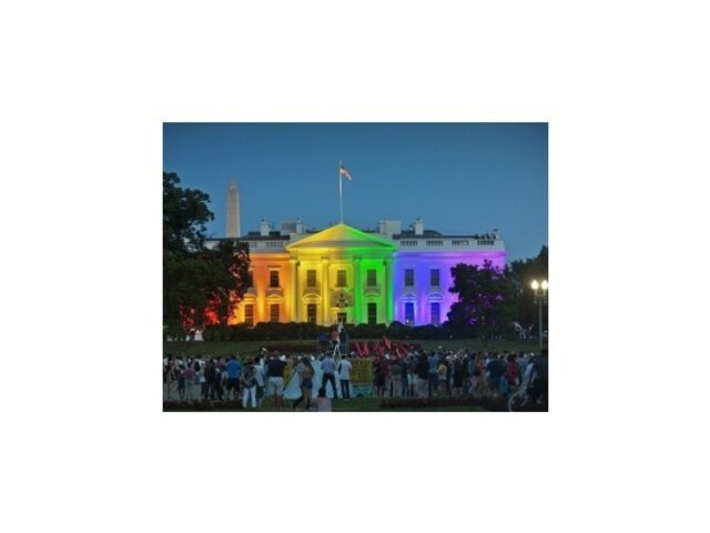 Biely dom osvietili dúhovými farbami, v USA povolili homosexuálne manželstvá