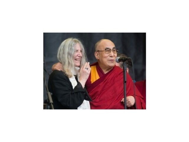 Na jednom z britských hudobných festivalov prehovoril tibetský dalajláma