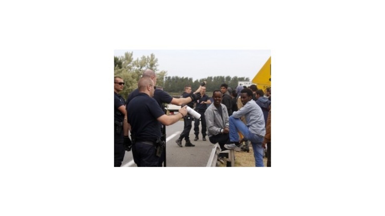 Utečenci narušili dopravu v Eurotuneli, kamióny stoja v dlhých radoch