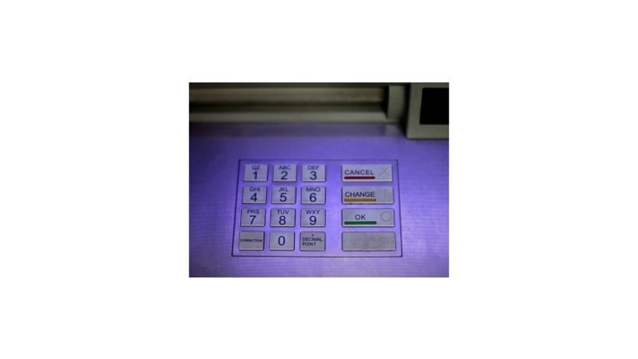 Slováci v Grécku problémy s výberom hotovosti podľa bánk zatiaľ nemajú