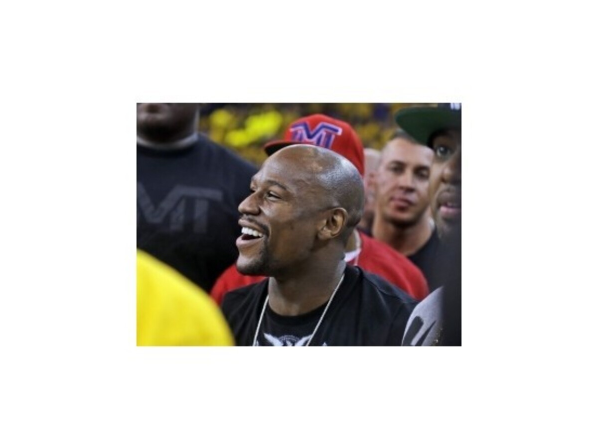Mayweatherovi odobrali titul, nezaplatil povinný poplatok
