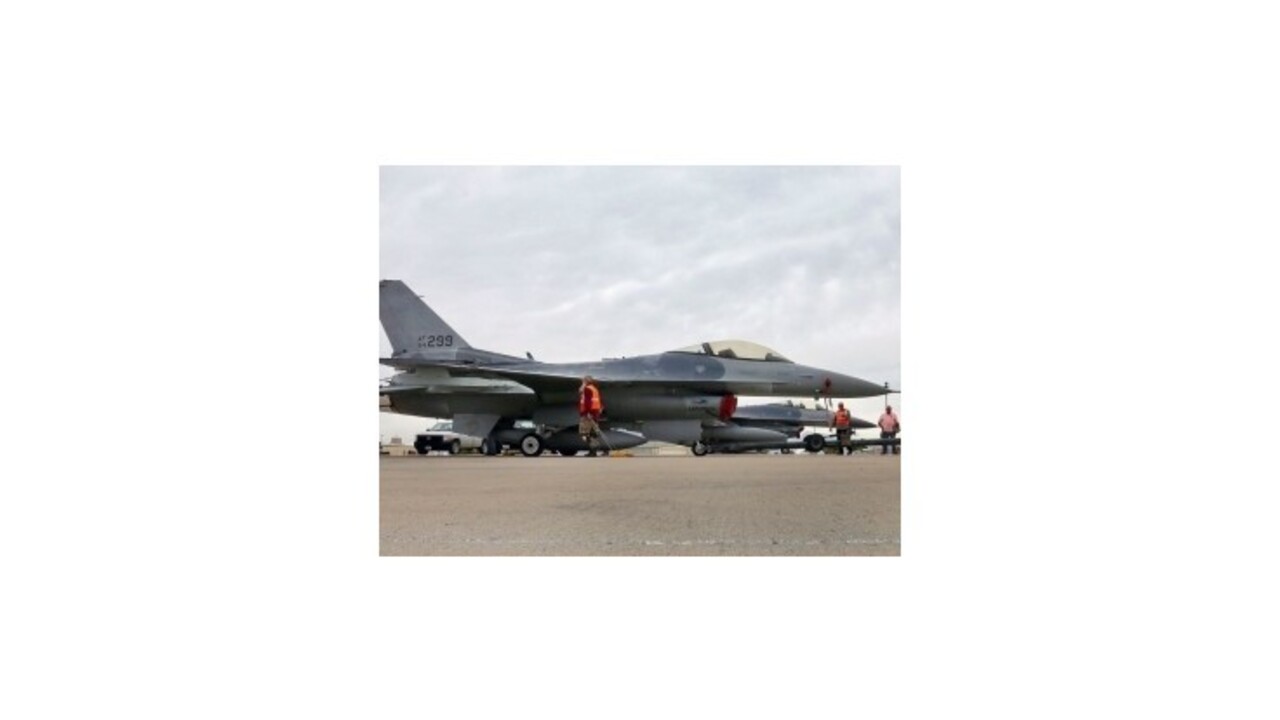 V USA sa stíhačka F-16 zrazila s malým lietadlom