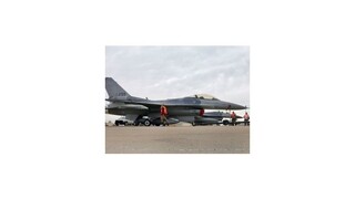 V USA sa stíhačka F-16 zrazila s malým lietadlom