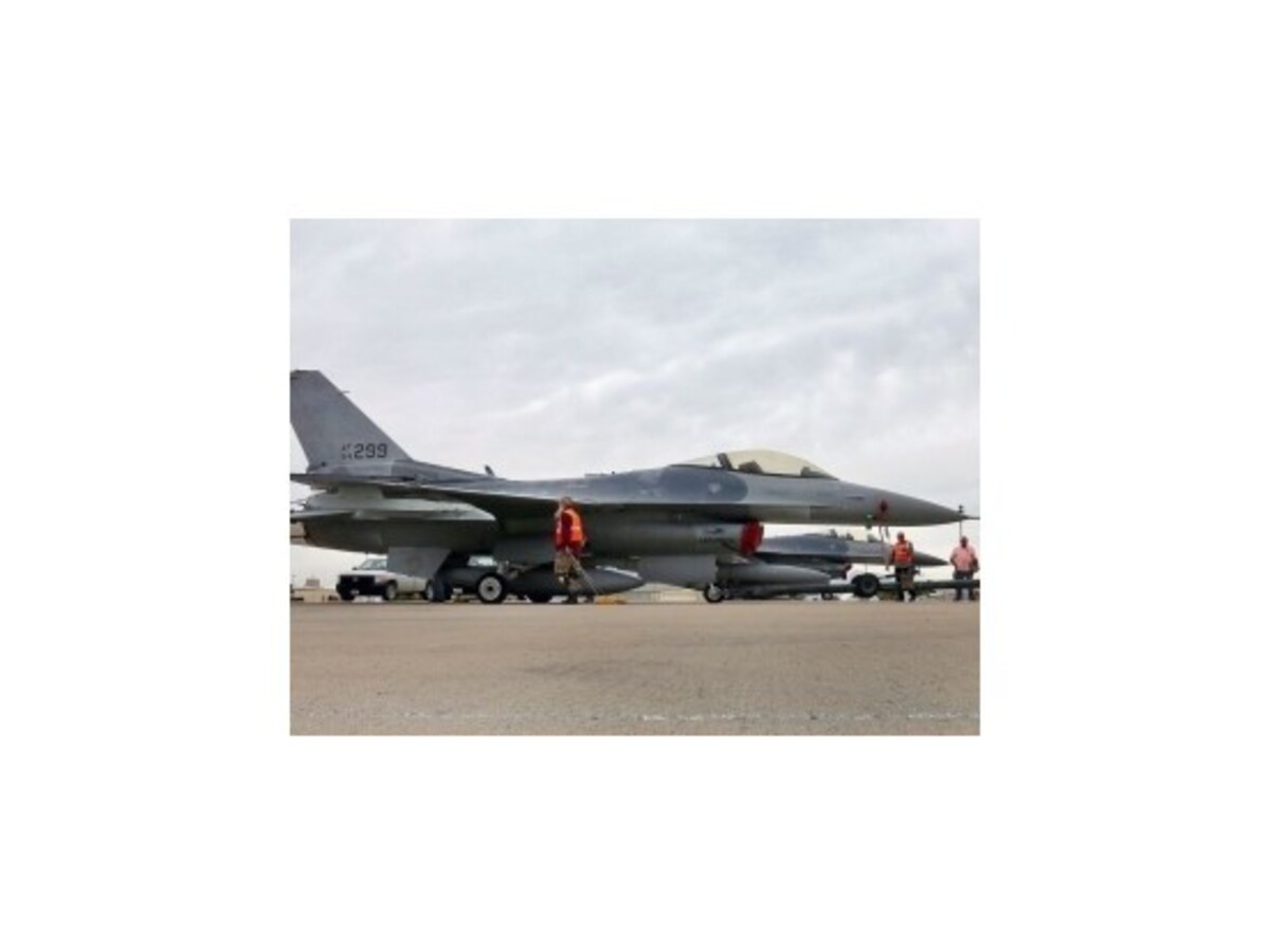 V USA sa stíhačka F-16 zrazila s malým lietadlom