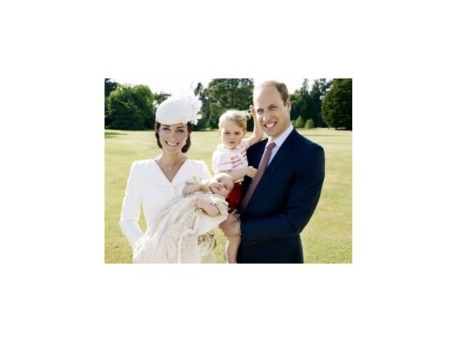 Kráľovská rodina zverejnila fotografie z krstu princeznej Charlotte