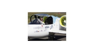Francúzsky pilot prekonal Lamanšský prieliv na elektrickom lietadle