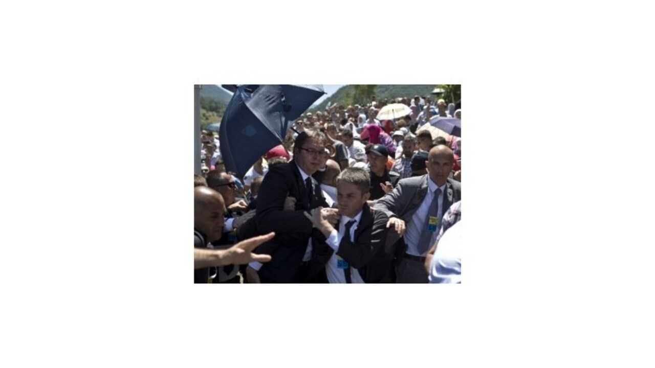 Srbského premiéra zasiahli v dedine pri Srebrenici kameňmi do hlavy