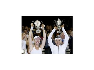 Víťazkami štvorhry sa vo Wimbledone stali Hingisová s Mirzaovou