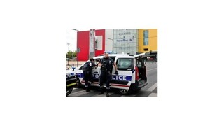 Francúzska polícia prenasleduje ozbrojencov z obchodného centra