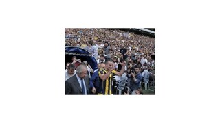 Van Persieho vítali na štadióne tisíce fanúšikov Fenerbahce