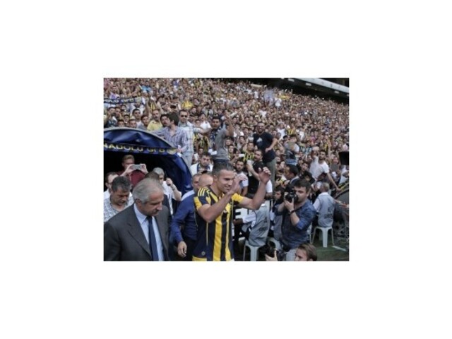 Van Persieho vítali na štadióne tisíce fanúšikov Fenerbahce