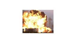 V čínskej rafinérii odznelo niekoľko výbuchov, s ohňom bojuje stovka hasičov