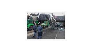 Vodič odtrhol autobusu v tuneli celú strechu, zranili sa desiatky študentov