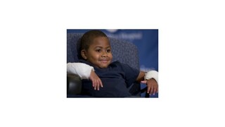 Lekárom sa podaril medicínsky zázrak, chlapcovi transplantovali obe ruky