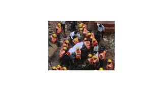 V Indii sa zrútila trojposchodová budova, hlásia mŕtvych i zranených