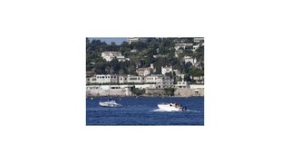 Kráľ Salmán si užíval dovolenku na Azúrovom pobreží, krajina pritom dlží milióny